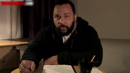Dieudonné, dans sa dernière vidéo postée sur Internet vendredi.