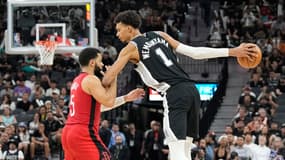 Victor Wembanyama dans un duel déséquilibré avec Fred VanVleet, le 28 octobre 2024, au San Antonio Spurs Center