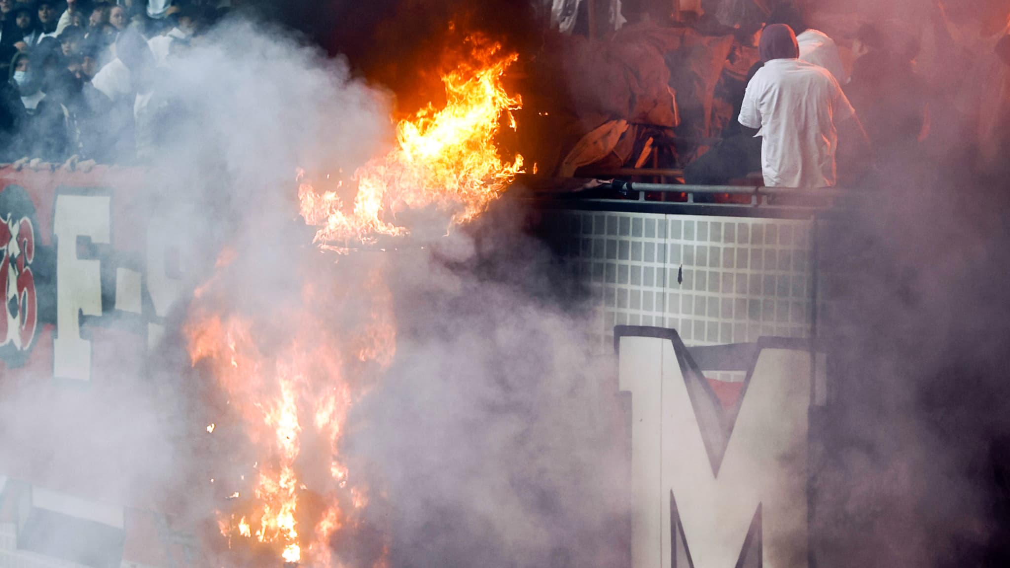 Une banderole a pris feu lors du match Ajax-Feyenoord. Une banderole a pris feu lors du match Ajax-Feyenoord.