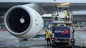 Un Boeing 747 ravitaillé à l'aéroport Roissy-Charles de Gaulle