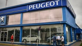 Un concessionnaire Peugeot à La Havane.