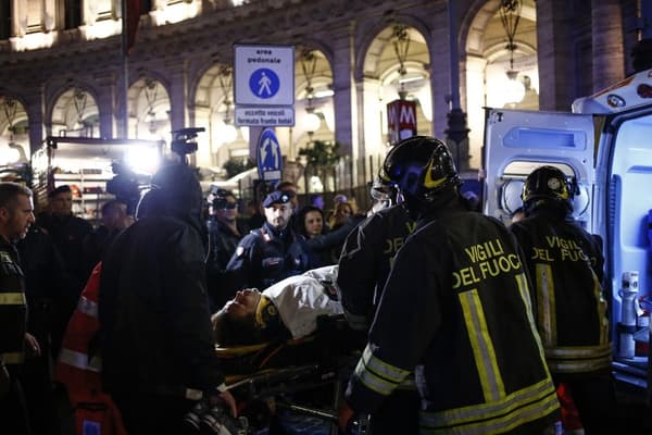 Des blessés évacués ce mardi soir dans le centre de Rome, après la chute de l'escalator qui a blessé une vingtaine d'individus.