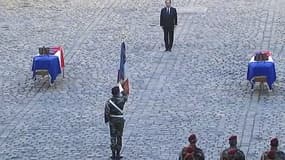 François Hollande a rendu hommage aux deux soldats français tués en Centrafrique, dans la cour des Invalides.