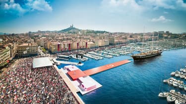 Illustration du Vieux-Port de Marseille le jour de l'arrivée du Belem avec la flamme olympique 