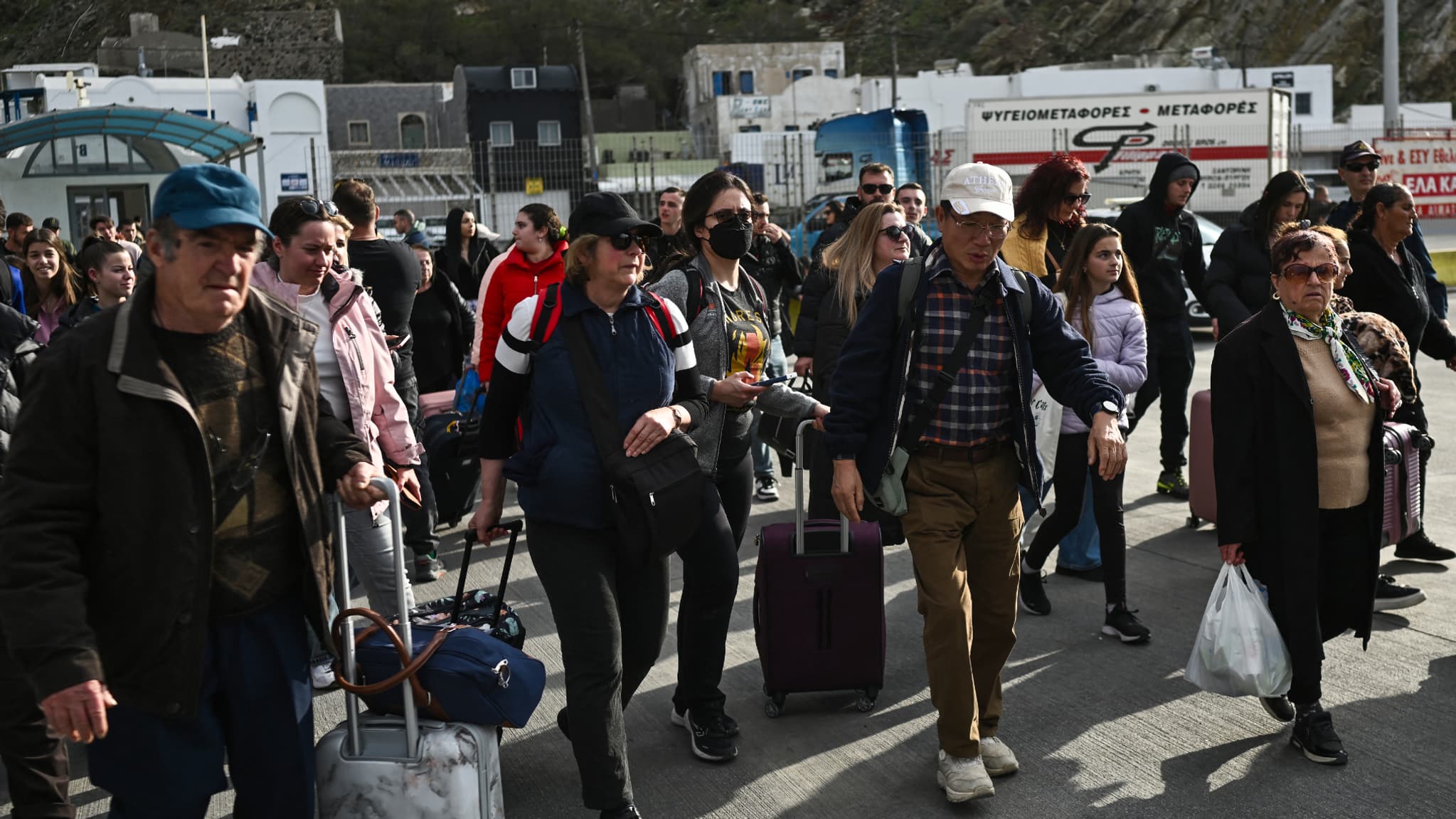 Des milliers d'habitants apeurés quittent l'île de Santorin après après été frappée par des secousses sismiques 