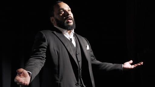 Dieudonné lors d'un de ses spectacles le 15 janvier 2012 sur la scène de La Main d'Or à Paris