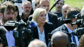 La candidate RN Marine Le Pen en campagne à Roy (Somme) le 21 avril 2022