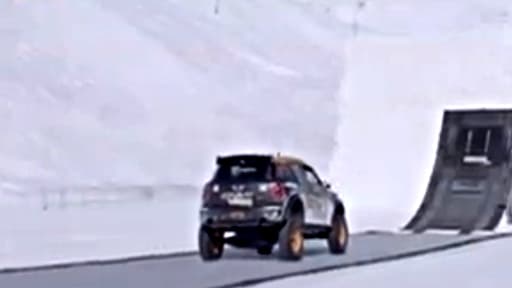 Guerlain Chicherit réalise un backflip en voiture à Tignes le 17 février 2013.