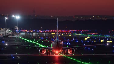 Un avion à l’atterrissage à l'aéroport de Francfort, en Allemagne (PHOTO D'ILLUSTRATION)