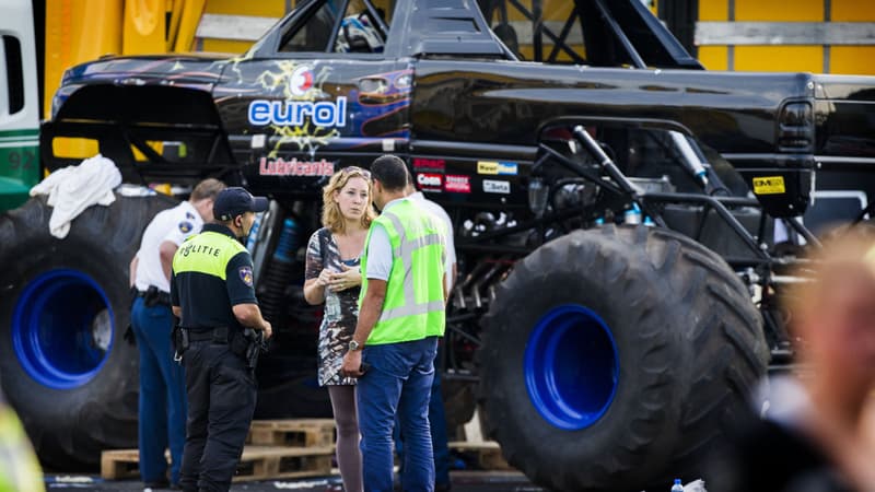 La police inspecte le lieu de l'accident d'un "monster truck", à Haaksbergen, aux des Pays-Bas, dimanche 28 septembre.
