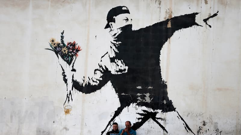 "Le lanceur de fleurs", le célèbre graffiti de Banksy, peint sur un mur à Bethléem, en 2015. 