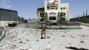 Un partisan de l'ancien président yéménite Ali Abdullah Saleh à Sanaa après des raids aériens le 10 mai 2015