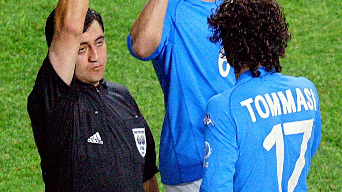 Byron Moreno (en noir) lors du huitième du Mondial 2002 entre l'Italie et la Corée du Sud