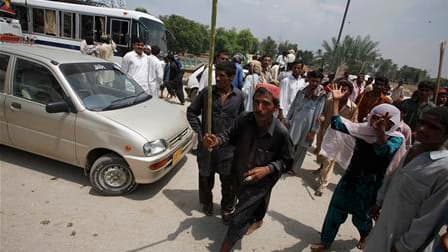 Allumant des feux et brandissant des bâtons, des victimes des inondations ont bloqué une autoroute lundi au Pakistan pour exiger des secours du gouvernement, tandis que des agences humanitaires déploraient la lenteur de l'aide qu'attendent des millions de