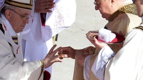 Le cardinal italien Angelo Sodano met l'anneau du pêcheur, en argent plaqué or, au doigt du pape François lors de sa grandiose messe d'investiture, le 19 mars 2013 au Vatican. 