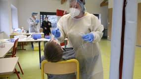 Tests de dépistage du Covid-19 dans un collège à Vico, en Corse, le 29 janvier 2021