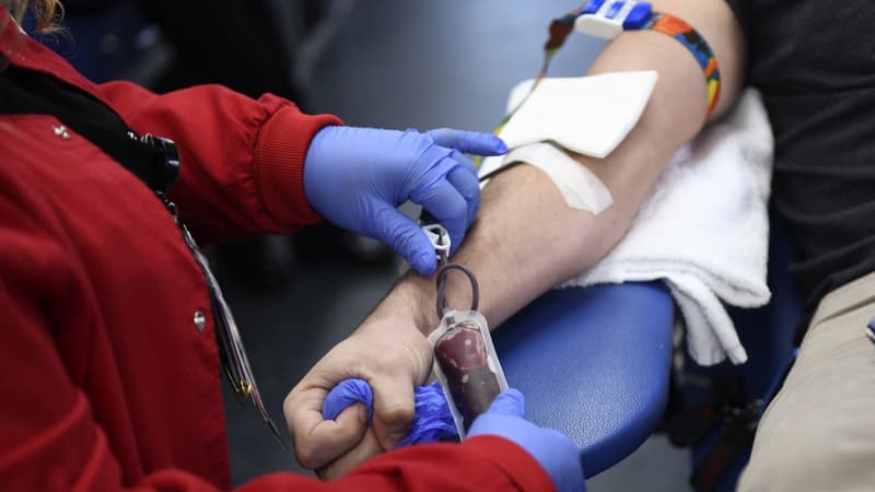 Une personne donne son sang à Los Angeles (Californie) le 13 janvier 2022.