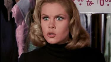 Elizabeth Montgomery dans "Ma sorcière bien aimée" (Bewitched en VO).