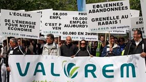 Manifestation des membres la Fédération de l'énergie éolienne (FEE), devant la Tour Montparnasse à Paris. Alors que le projet de loi Grenelle II est examiné à partir de ce mardi à l'Assemblée, écologistes, associations de défense de l'environnement et ind
