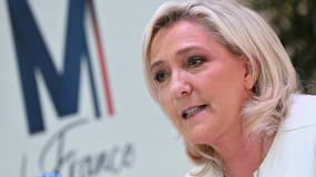 Marine Le Pen lors d'une conférence de presse le 13 avril 2022 à Paris 