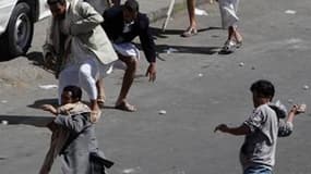 A Sanaa, lors d'affrontements entre partisans du gouvernement et manifestants de l'opposition. Des accrochages ont opposé vendredi dans plusieurs villes du Yémen les forces de sécurité à des foules de manifestants qui exigeaient dans plusieurs villes la f