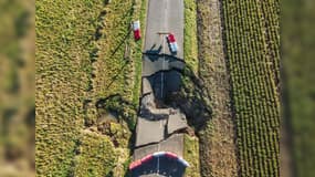 Une route effondrée en raison des inondations entre les communes de Samer et Doudeauville (Pas-de-Calais) le samedi 11 novembre 2023.