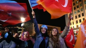 Des partisans de l'AKP célèbrent la victoire devant le siège du parti au pouvoir à Ankara le 1er novembre 2015