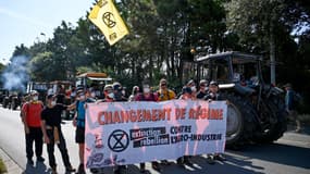 Les manifestants antibassines convergent vers le port de la Rochelle, ce samedi 20 juillet