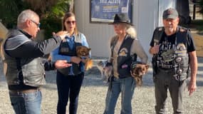 Des membres du Harley-Davidson Club (HDC) Desperados discutent à l'endroit où doit être installé la statue de Johnny Hallyday. 