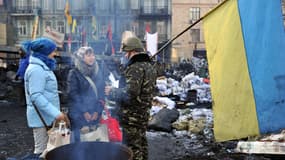 Des opposants au gouvernement discutent sur les barricades, à Kiev, le 4 février. La diplomate en chef de l'UE Catherine Ashton doit rencontrer le président Viktor Ianoukovitch, ce mercredi.