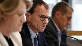 Le président de la Fédération française de cyclisme Michel Callot (C) s'exprime lors d'une conférence de presse à l'issue d'une réunion du conseil d'administration au siège du Comité national olympique et sportif français.