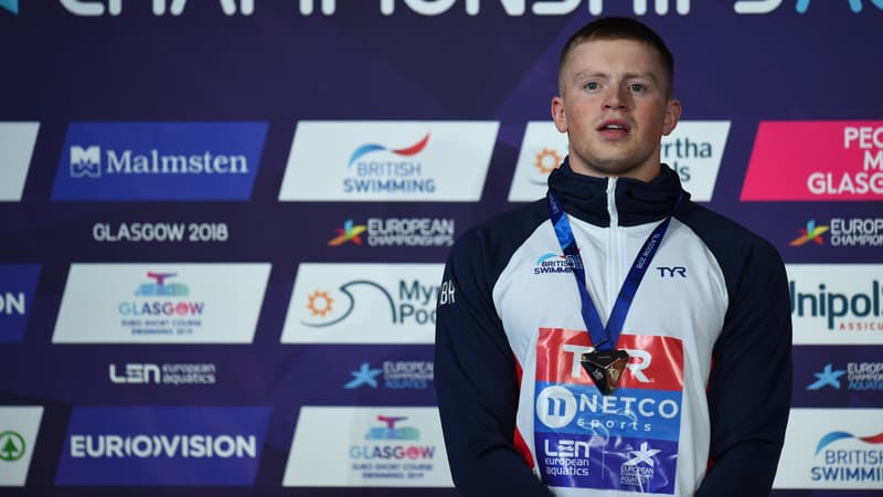 Adam Peaty avec la médaille d'or du 100m brasse