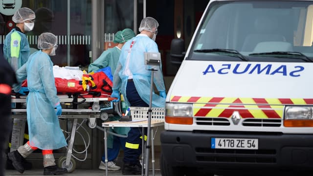 Des patients de l'hôpital de Nancy sur le point d'être transportés vers la Nouvelle-Aquitaine, le 29 mars 2020.