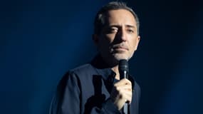 Gad Elmaleh lors d'un spectacle en mars 2022 à Paris. 