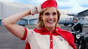 Camille Lou dans le film "Natacha (presque) hôtesse de l’air" de Noémie Saglio