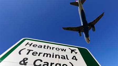 Un avion atterrit à l'aéroport Heathrow à Londres. Après six jours de quasi-paralysie provoquée par l'éruption d'un volcan islandais, le trafic aérien reprend en Europe mais il faudra plusieurs jours, voire plusieurs semaines, avant d'enregistrer un retou