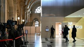 L'entrée de la salle d'audience à l'ouverture du procès des attentats de Trèbes et Carcassonne, le 22 janvier 2024 à Paris