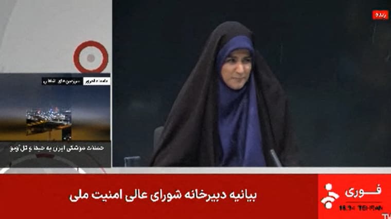 Cette capture d'écran, tirée d'une séquence diffusée par la chaîne iranienne IRINN le 16 juin 2025, montre une journaliste gesticulant après avoir entendu une forte explosion alors qu'elle présentait le journal.