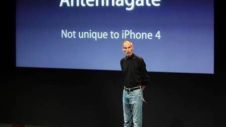 Le directeur général d'Apple, Steve Jobs. La firme à la pomme va offrir aux utilisateurs de l'iPhone 4 une coque gratuite afin de répondre aux critiques sur les problèmes de réception de l'appareil qui pénalisent le titre en Bourse et ternissent l'image d