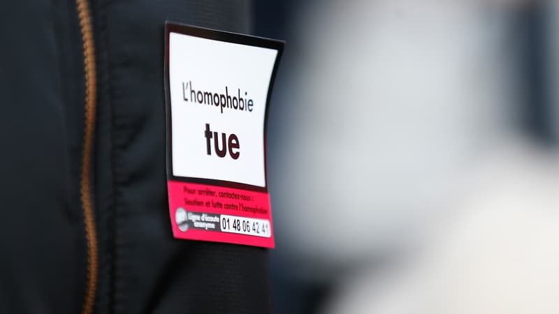 Un manifestant porte un autocollant où l'on peut lire "L'homophobie tue", le 3 novembre 2018 à Rouen. (Photo d'illustration)