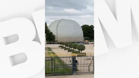 La vasque olympique en cours de démontage à Paris en septembre 2024