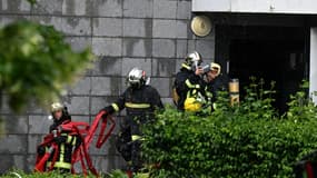 Des pompiers devant un immeuble d'habitation où un incendie s'est déclaré pendant la nuit, le 6 juin 2025 à Reims, dans la Marne