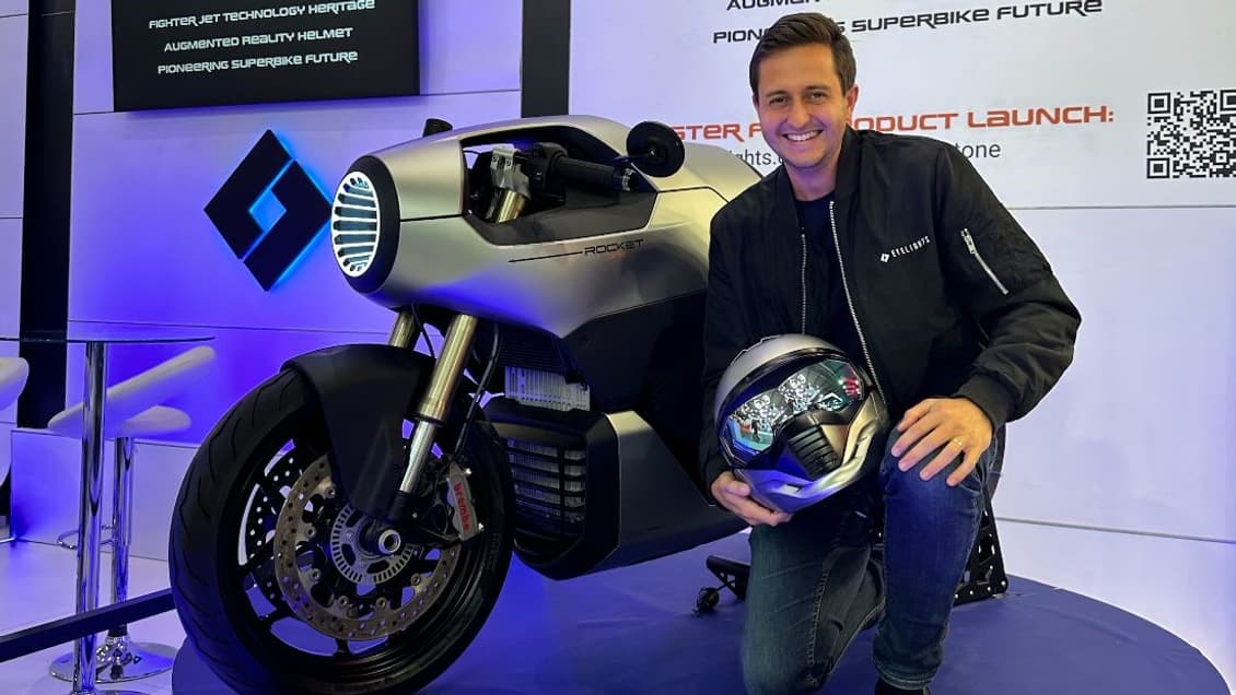 Romain Duflot, fondateur d'EyeLight, pose avec la Rocket One et son casque connecté Romain Duflot, fondateur d'EyeLight, pose avec la Rocket One et son casque connecté
