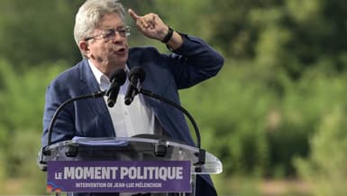 Le fondateur du parti français de gauche La France Insoumise (LFI), Jean-Luc Mélenchon, prononce un discours lors des universités d'été du parti LFI à Châteauneuf-sur-Isère, dans le sud-est de la France, le 22 août 2025.