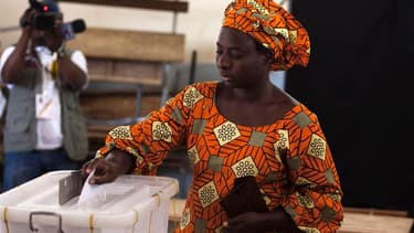 Dans un bureau de vote à Dakar. Le second tour de l'élection présidentielle organisé ce dimanche au Sénégal a des allures de référendum pour ou contre le chef de l'Etat octogénaire, accusé par une opposition unie de vouloir s'accrocher au pouvoir comme le
