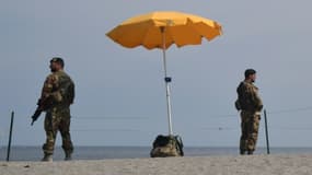 Des soldats italiens contrôlent l'accès à une plage avant le sommet du G7, le 25 mai 2017 à Giardini-Naxos, près de Taormina