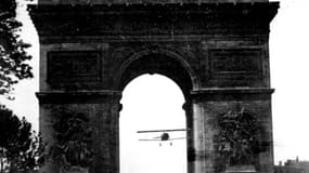 Terrasses, tois, fêtes foraines ou bals emprunts de poésie côtoient des documents plus historiques comme le passage de l'aviateur Charles Godefroy, au travers de l'Arc de triomphe.