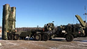 Un lance-missiles S-400, ici photographié près de Moscou le 2 décembre 2010. (ILLUSTRATION)