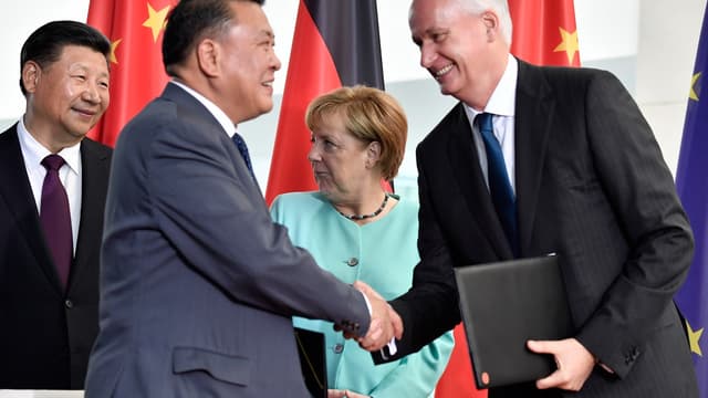 En 2017, Hubertus Troska, président de Daimler, et Xu Heyi, patron de BAIC, signait une entente devant la chancelière allemande, Angela Merkel, et le président chinois, Xi Jinping
