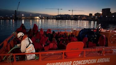 Un groupe de migrants sauvés par un bateau espagnol le 13 janvier 2018